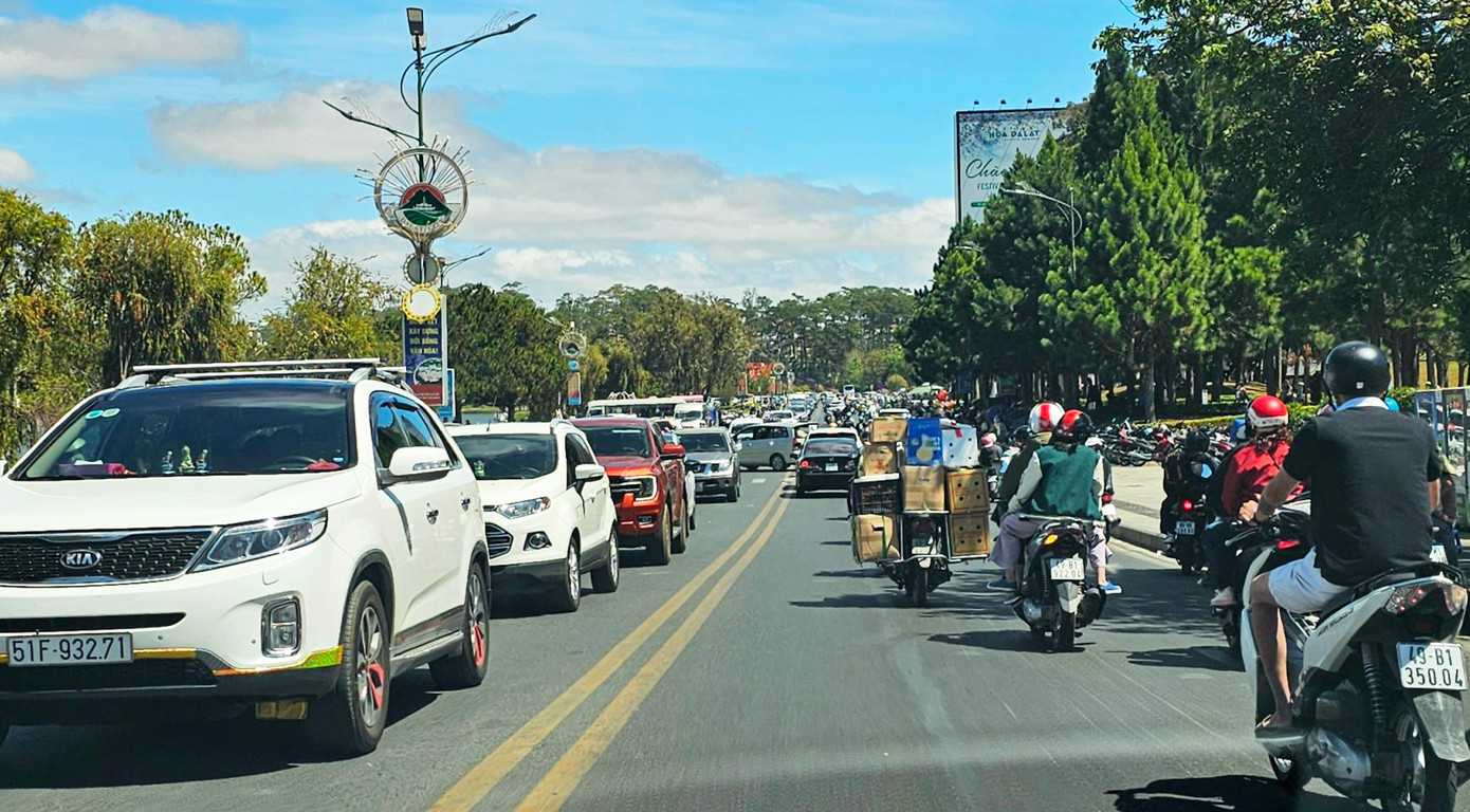 Đường Trần Quốc Toản tấp nập xe cộ Đường Trần Quốc Toản tấp nập xe cộ