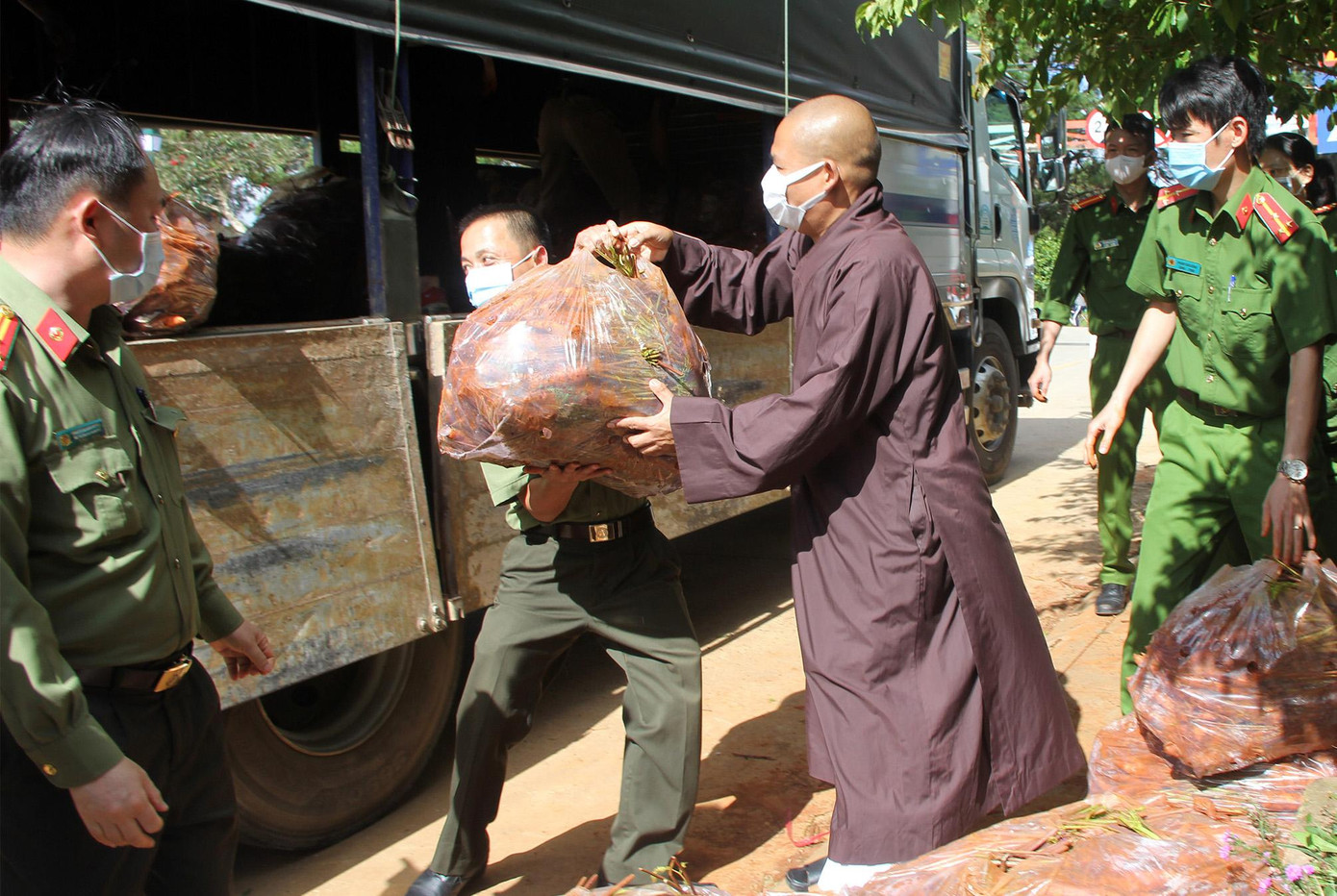 Đại đức Thích Vạn Trí tham gia chuyển hàng cứu trợ lên xe