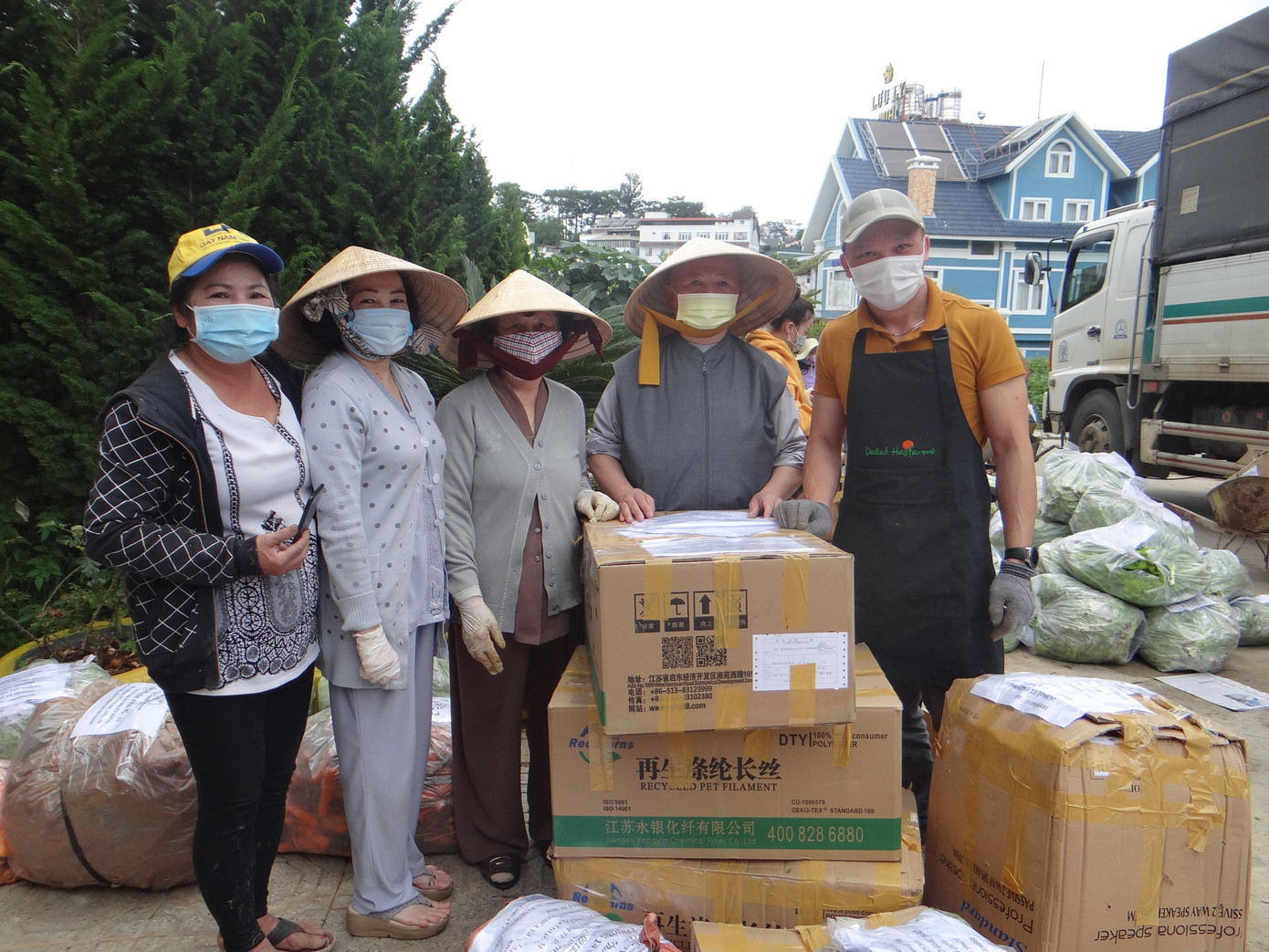 Nhiều phật tử hưởng ứng lời kêu gọi làm từ thiện của nhà chùa