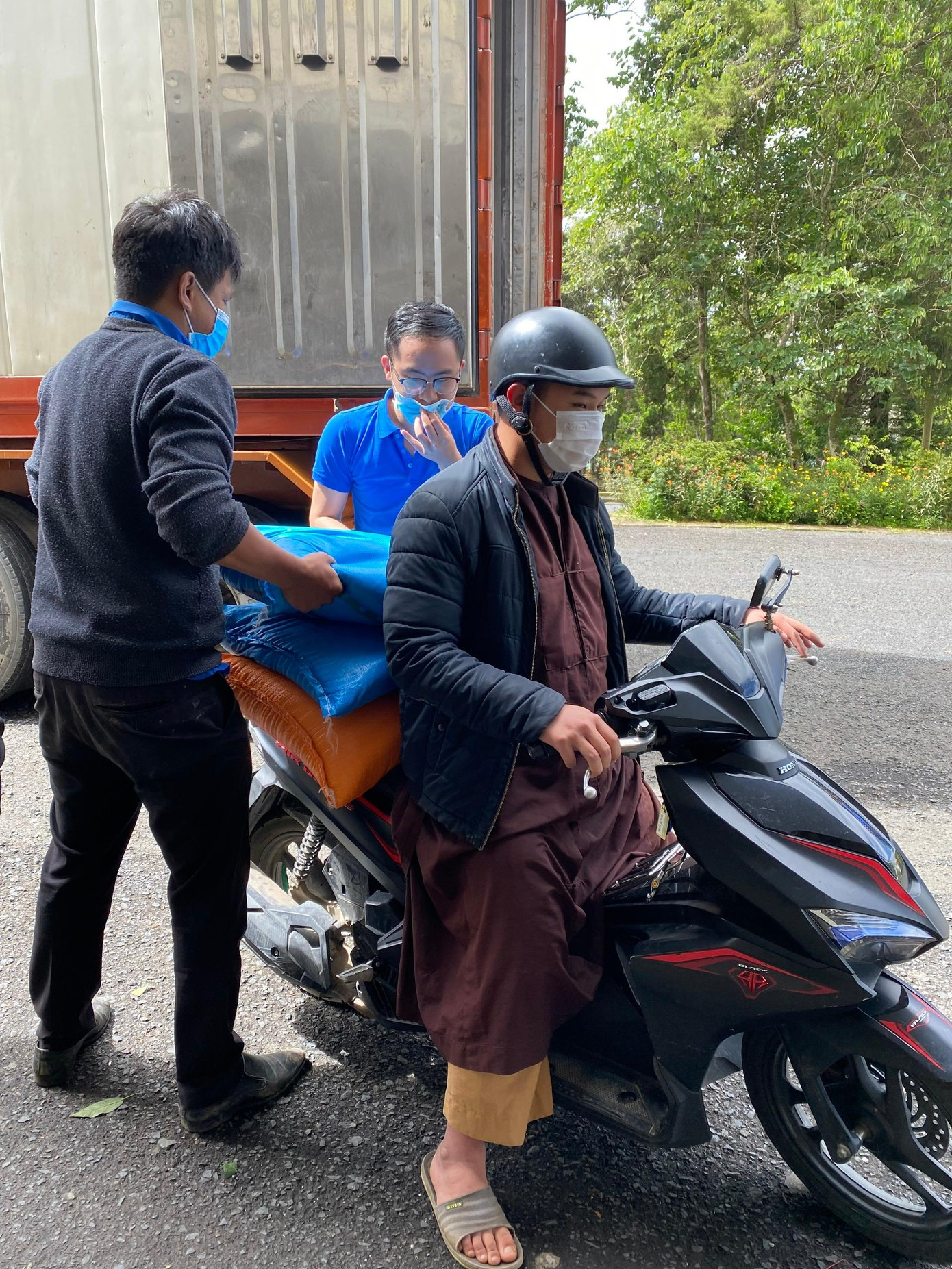 Người tu hành làm tình nguyện viên hỗ trợ vùng dịch