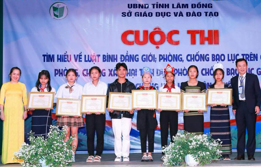 Các đội giành chiến thắng ở phần thi kiến thức Các đội giành chiến thắng ở phần thi kiến thức
