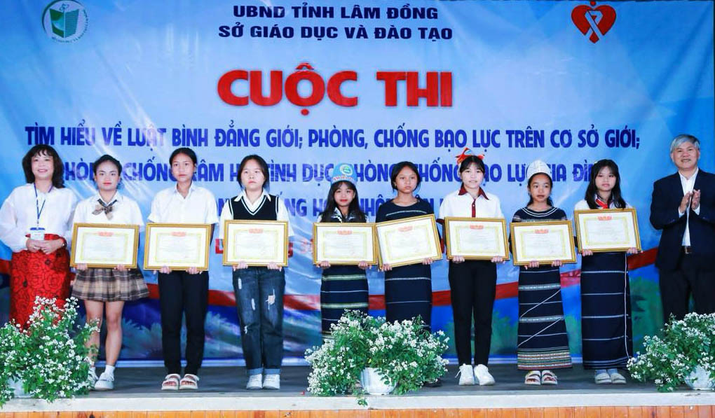 Các đội giành chiến thắng ở phần thi thuyết trình Các đội giành chiến thắng ở phần thi thuyết trình