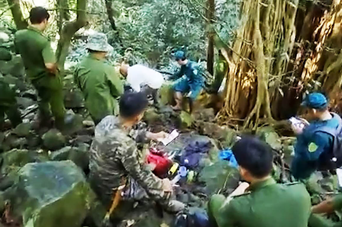 Lực lượng chức năng tiếp cận hiện trường phát hiện bộ xương người ở TP Bảo Lộc Lực lượng chức năng tiếp cận hiện trường phát hiện bộ xương người ở TP Bảo Lộc