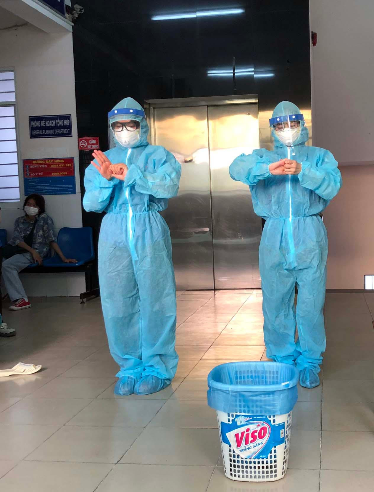 Mặc đồ bảo hộ làm việc tại khu cách ly Mặc đồ bảo hộ làm việc tại khu cách ly