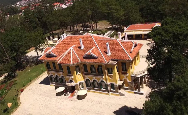 Dinh I tọa lạc trên khu đồi thông.