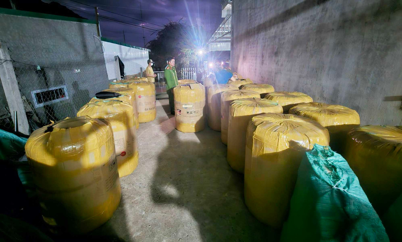 Công an khám xét kho hàng chứa mũ bảo hiểm làm giả một thương hiệu nổi tiếng Công an khám xét kho hàng chứa mũ bảo hiểm làm giả một thương hiệu nổi tiếng