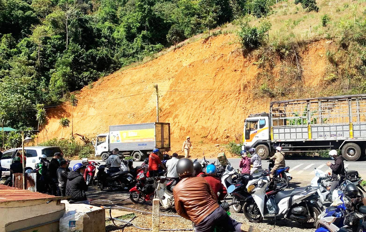 Giao thông bị ách tắc cục bộ