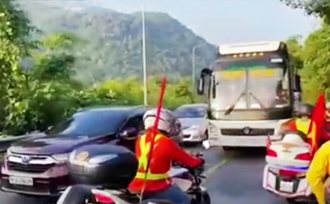 Nhiều thành viên đoàn đua bị kẹt trên đèo