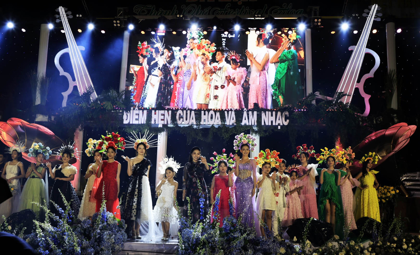 Bộ sưu tập thời trang hoa ấn tượng trong đêm khai mạc. Bộ sưu tập thời trang hoa ấn tượng trong đêm khai mạc.