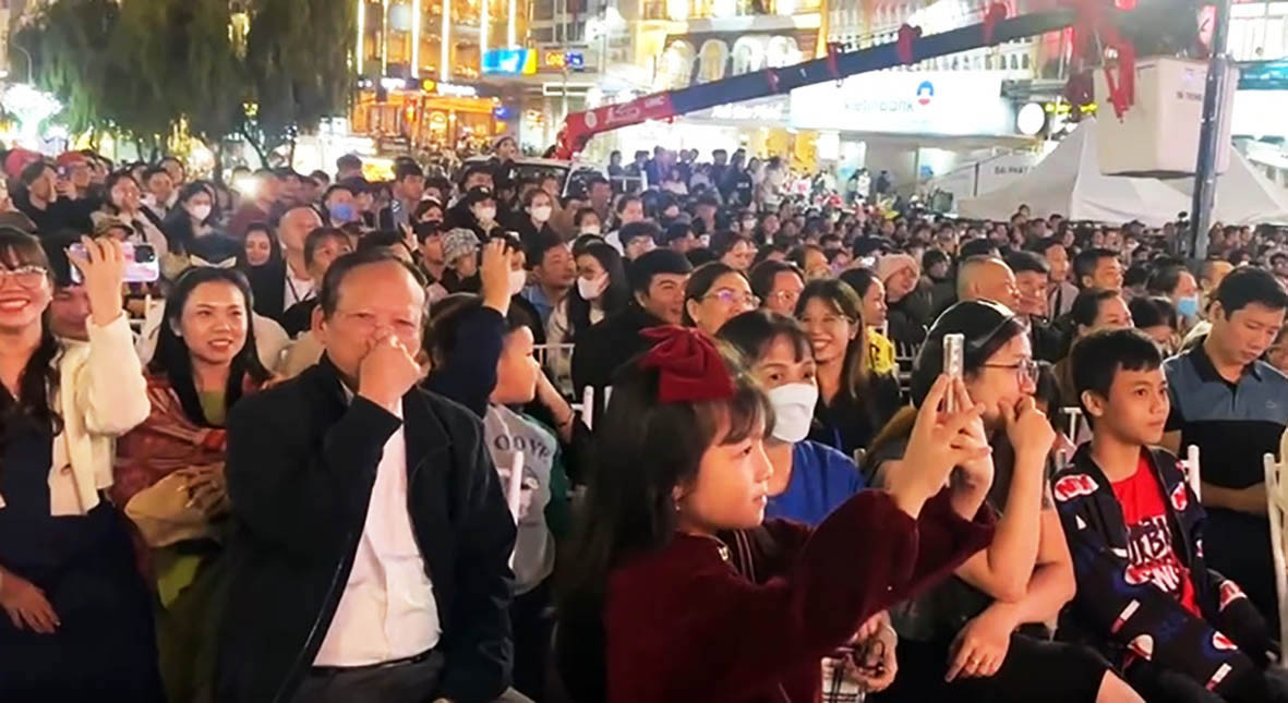 Hàng ngàn người dự khán đêm khai mạc Tuần Lễ vàng du lịch Lâm Đồng. Hàng ngàn người dự khán đêm khai mạc Tuần Lễ vàng du lịch Lâm Đồng.