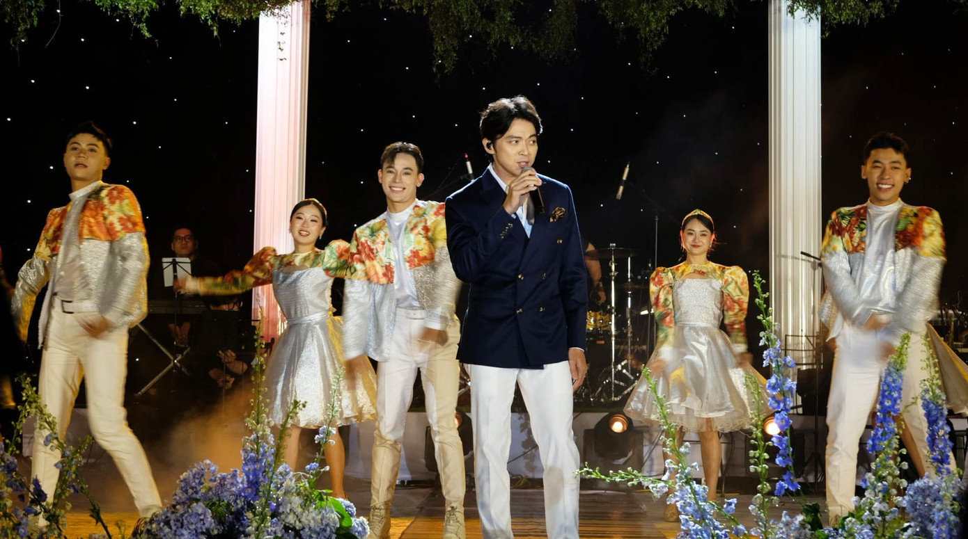 Tiết mục biểu diễn của ca sỹ Lân Nhã và vũ đoàn. Tiết mục biểu diễn của ca sỹ Lân Nhã và vũ đoàn.