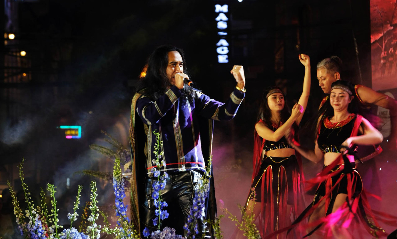 Một tiết mục sôi động mang âm hưởng Tây Nguyên. Một tiết mục sôi động mang âm hưởng Tây Nguyên.