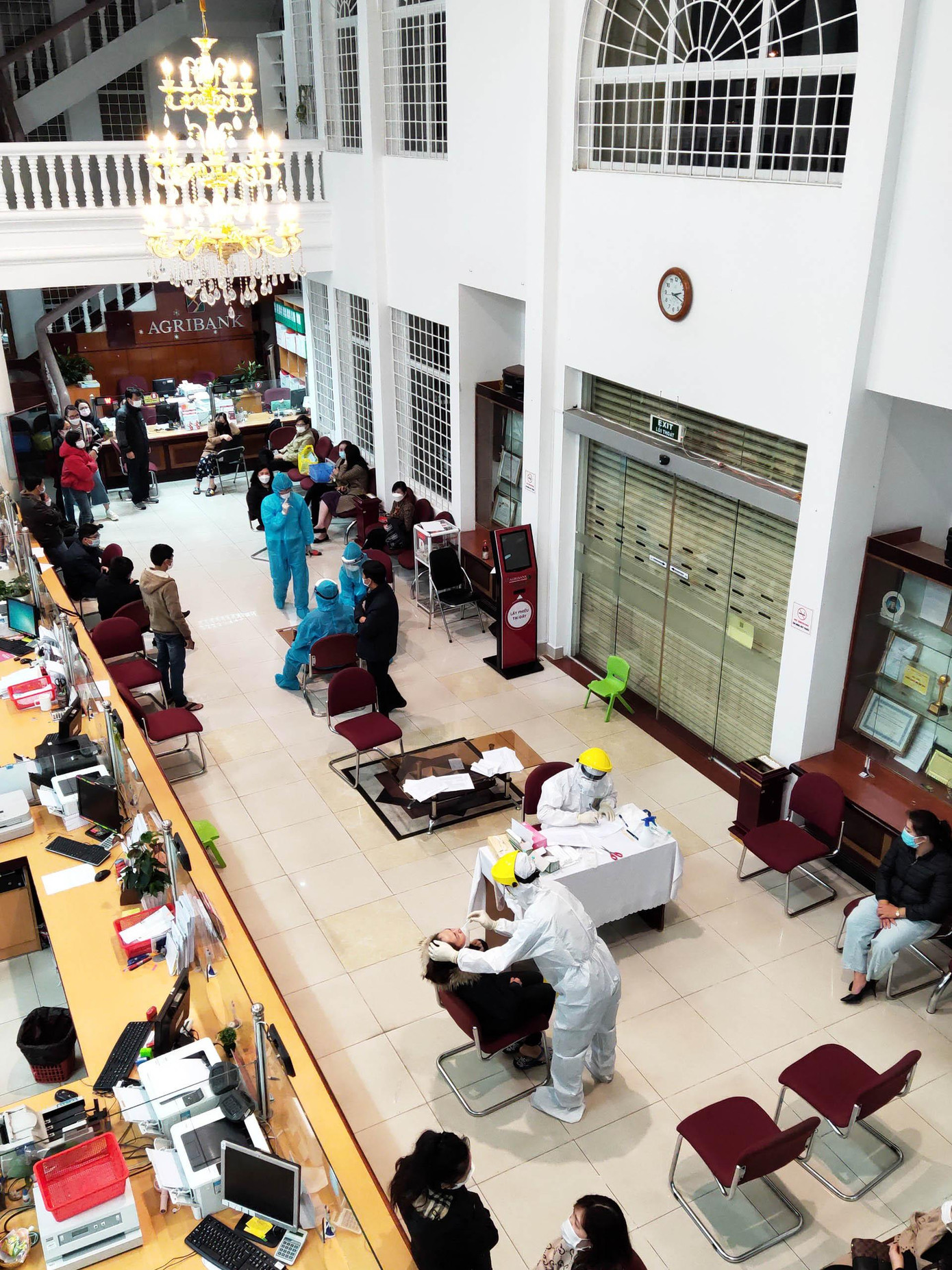Lấy mẫu xét nghiệm SARS-CoV-2 tại Agribank Chi nhánh Lâm Đồng