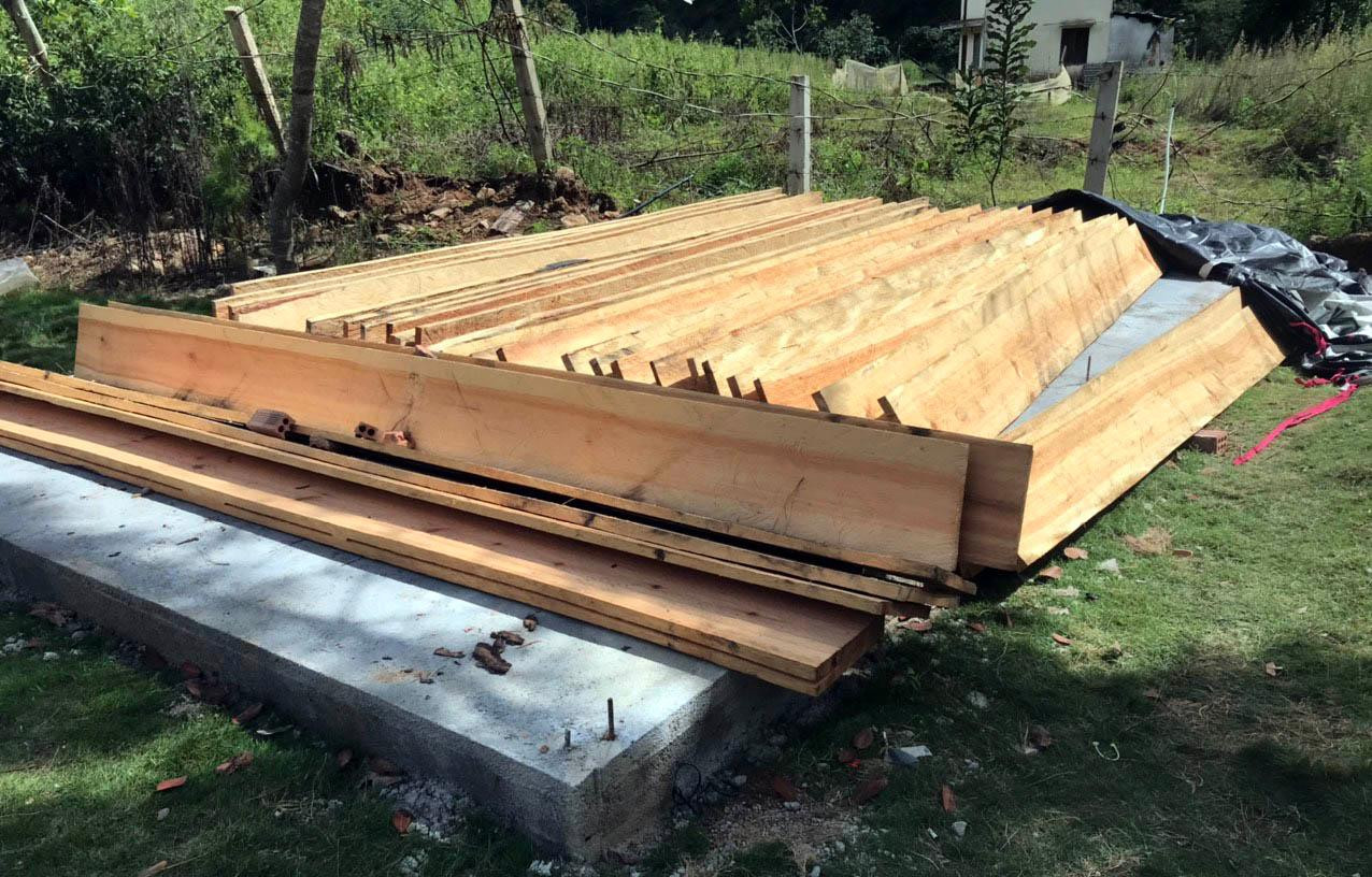 Gỡ các tấm bạt ni lông lộ ra nhiều tấm ván gỗ