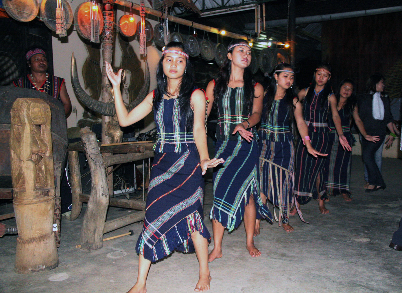 Điệu múa của người K'Ho. Điệu múa của người K'Ho.