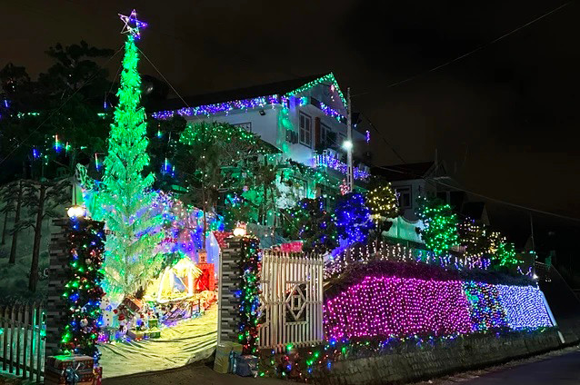 Ngôi nhà được trang trí đẹp mắt để đón Noel.