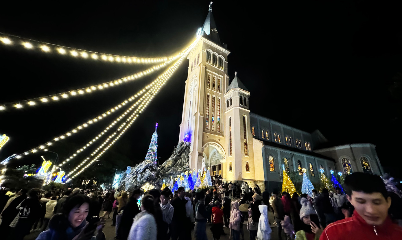 Nhà thờ Chánh tòa (Đà Lạt) lung linh trong đêm Giáng sinh.