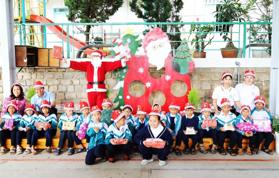 Tặng quà cho trẻ em có hoàn cảnh khó khăn.