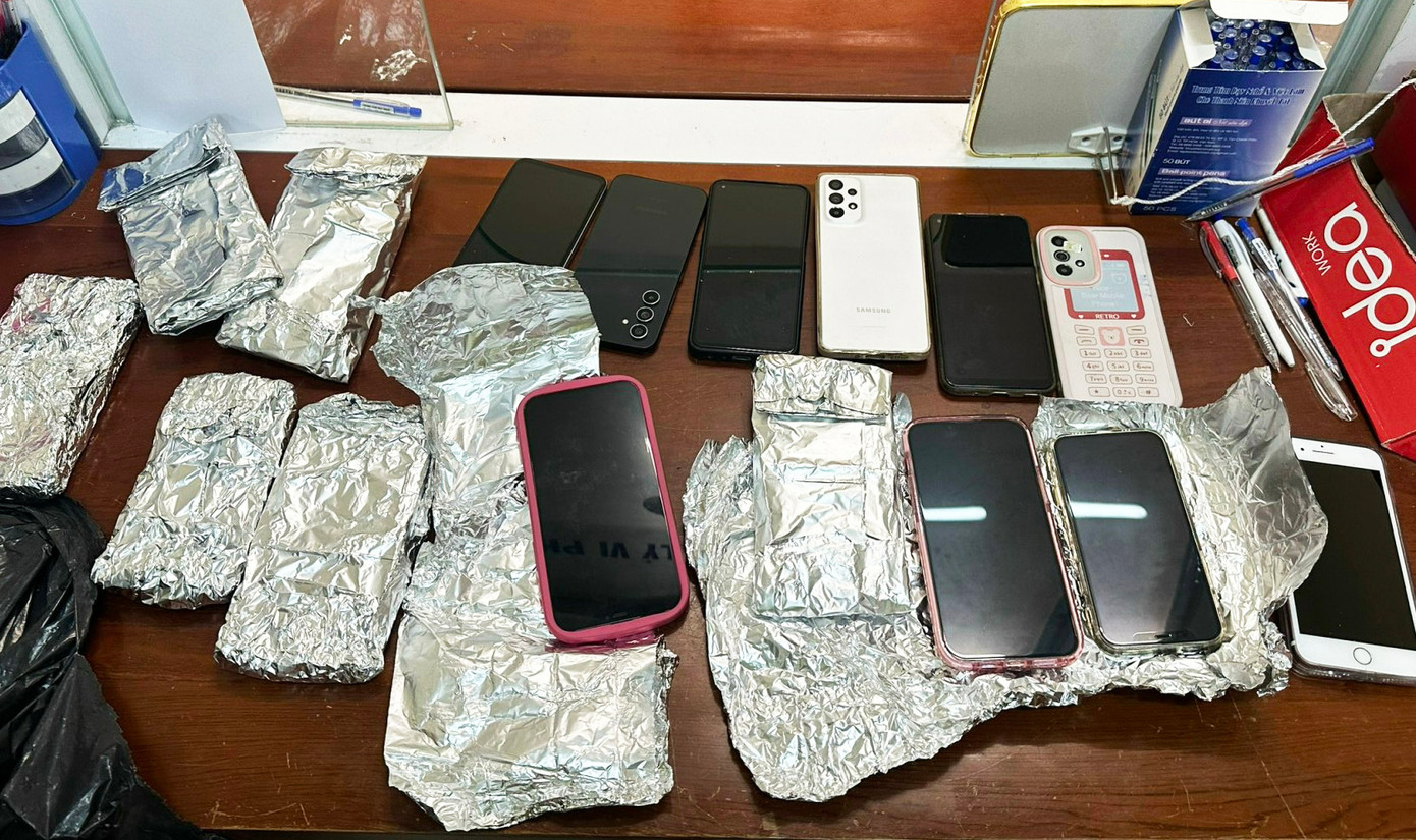 17 chiếc điện thoại mà các đối tượng đã trộm cắp tại hội chợ ở TP.Bảo Lộc