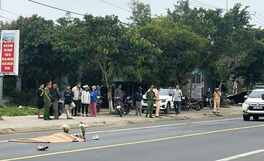 Lực lượng chức năng khám nghiệm hiện trường vụ tai nạn