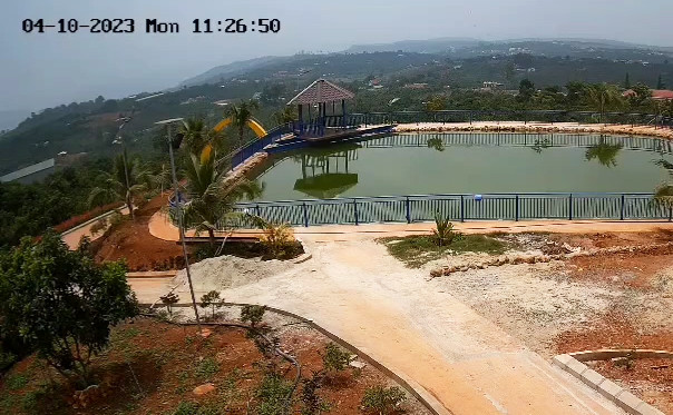 Quang cảnh hồ nước khi chưa xảy ra tai nạn. Ảnh cắt từ clip