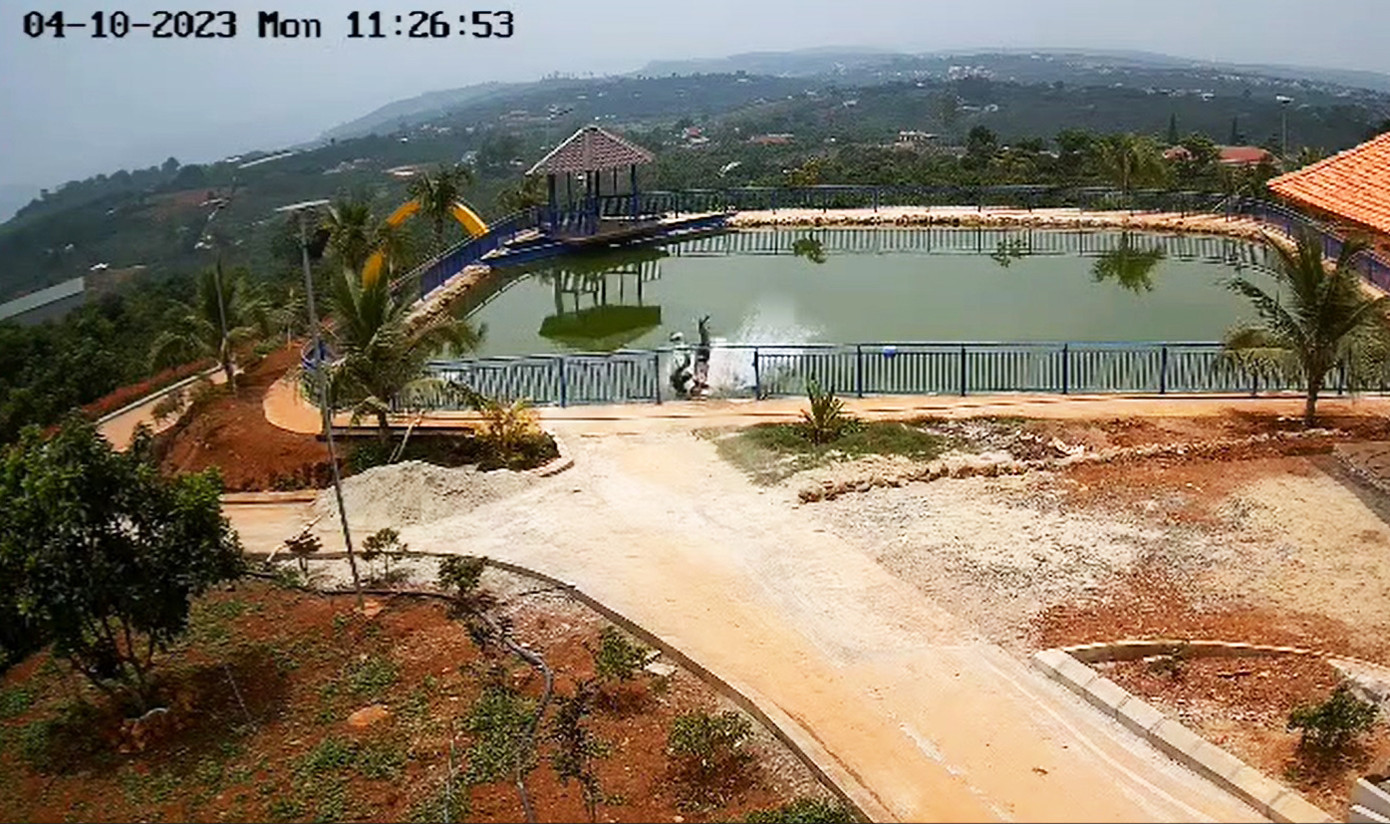 Thời điểm xe máy đâm bung một đoạn lan can rồi lao xuống hồ. Ảnh cắt từ clip