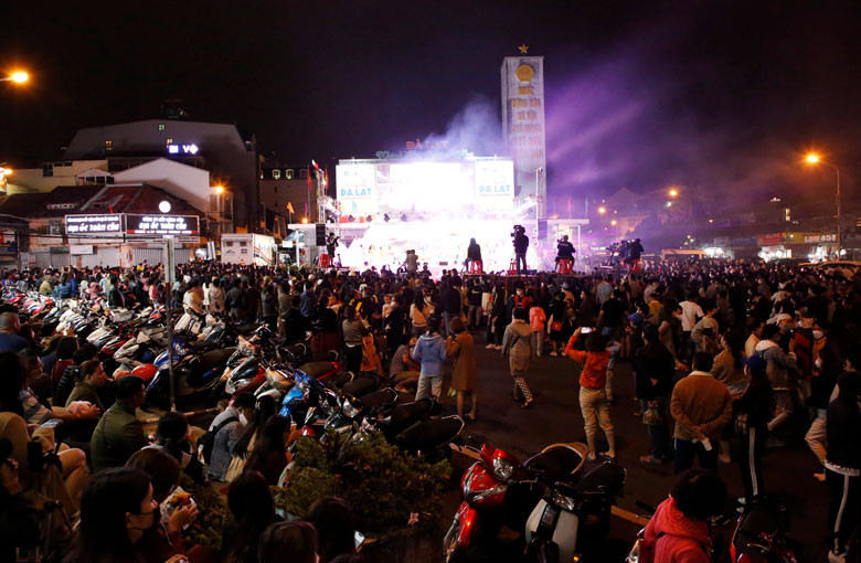 Hàng ngàn người cổ vũ đêm khai mạc Tuần lễ vàng du lịch năm 2022.