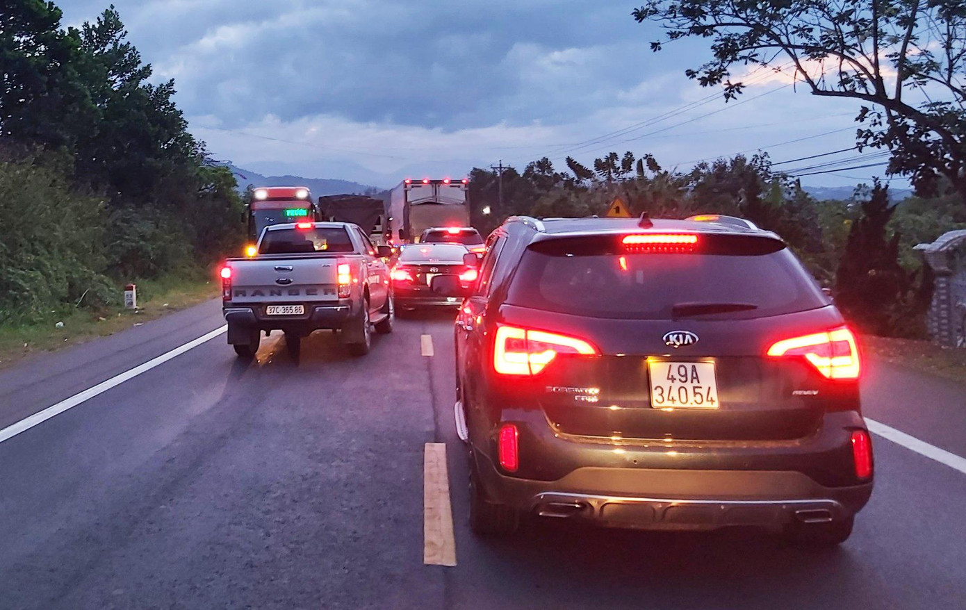 Xe ùn ứ trên Quốc lộ 20, đoạn trước trạm thu phí Liên Đầm