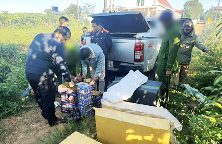 Công an phát hiện gần 700kg pháo nổ trên chiếc ô tô do Phong điều khiển Công an phát hiện gần 700kg pháo nổ trên chiếc ô tô do Phong điều khiển