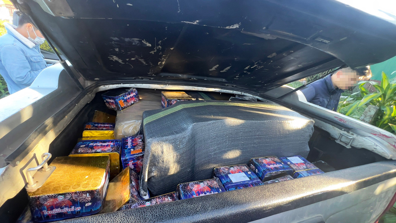 Pháo hoa nổ cất giấu trong thùng xe Pháo hoa nổ cất giấu trong thùng xe