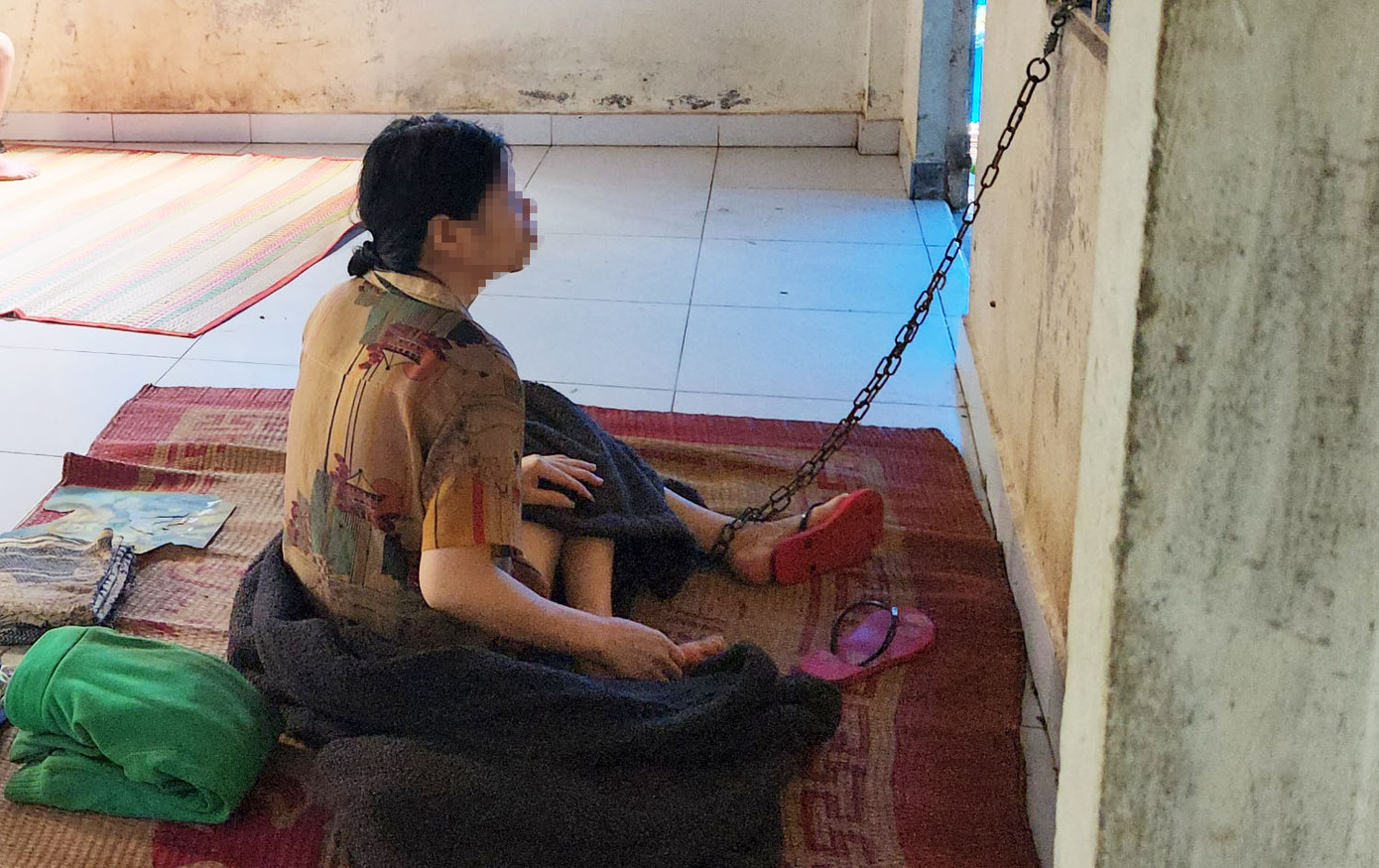 Người phụ nữ tâm thần bị xích, nhốt