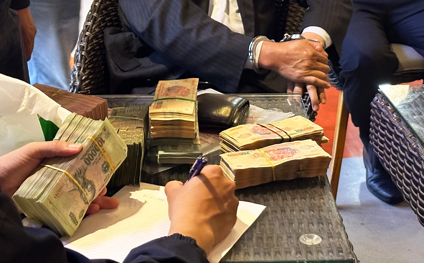 Vợ chồng ông Cường bị bắt khi nhận tiền của ông Đệ tại quán cà phê Vợ chồng ông Cường bị bắt khi nhận tiền của ông Đệ tại quán cà phê