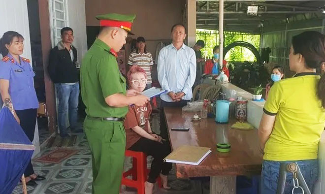 Lực lượng chức năng khám xét nhà của vợ chồng ông Cường Lực lượng chức năng khám xét nhà của vợ chồng ông Cường