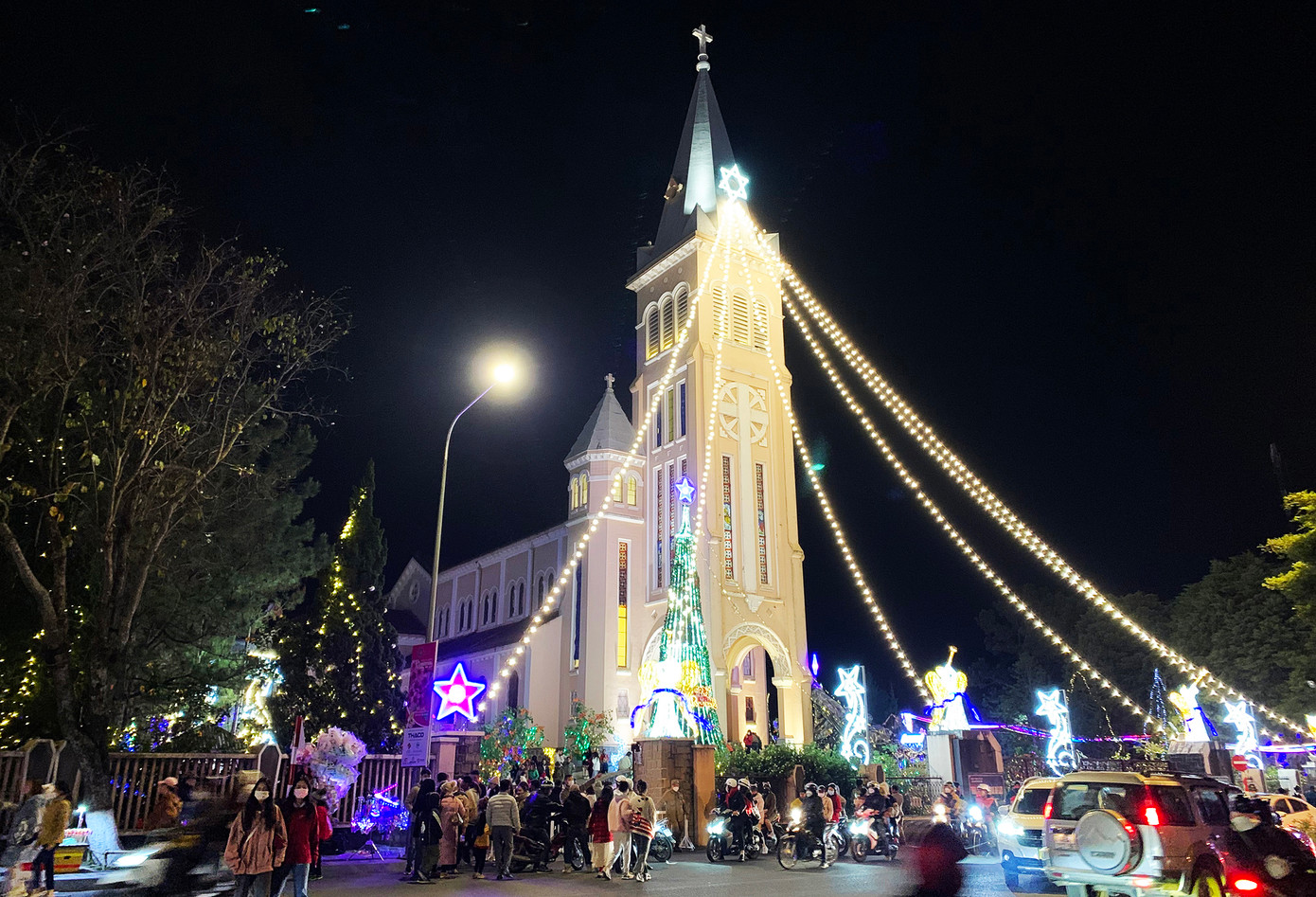Nhà thờ Chánh tòa Đà Lạt sáng rực trong đêm. Ảnh Kim Anh Nhà thờ Chánh tòa Đà Lạt sáng rực trong đêm. Ảnh Kim Anh
