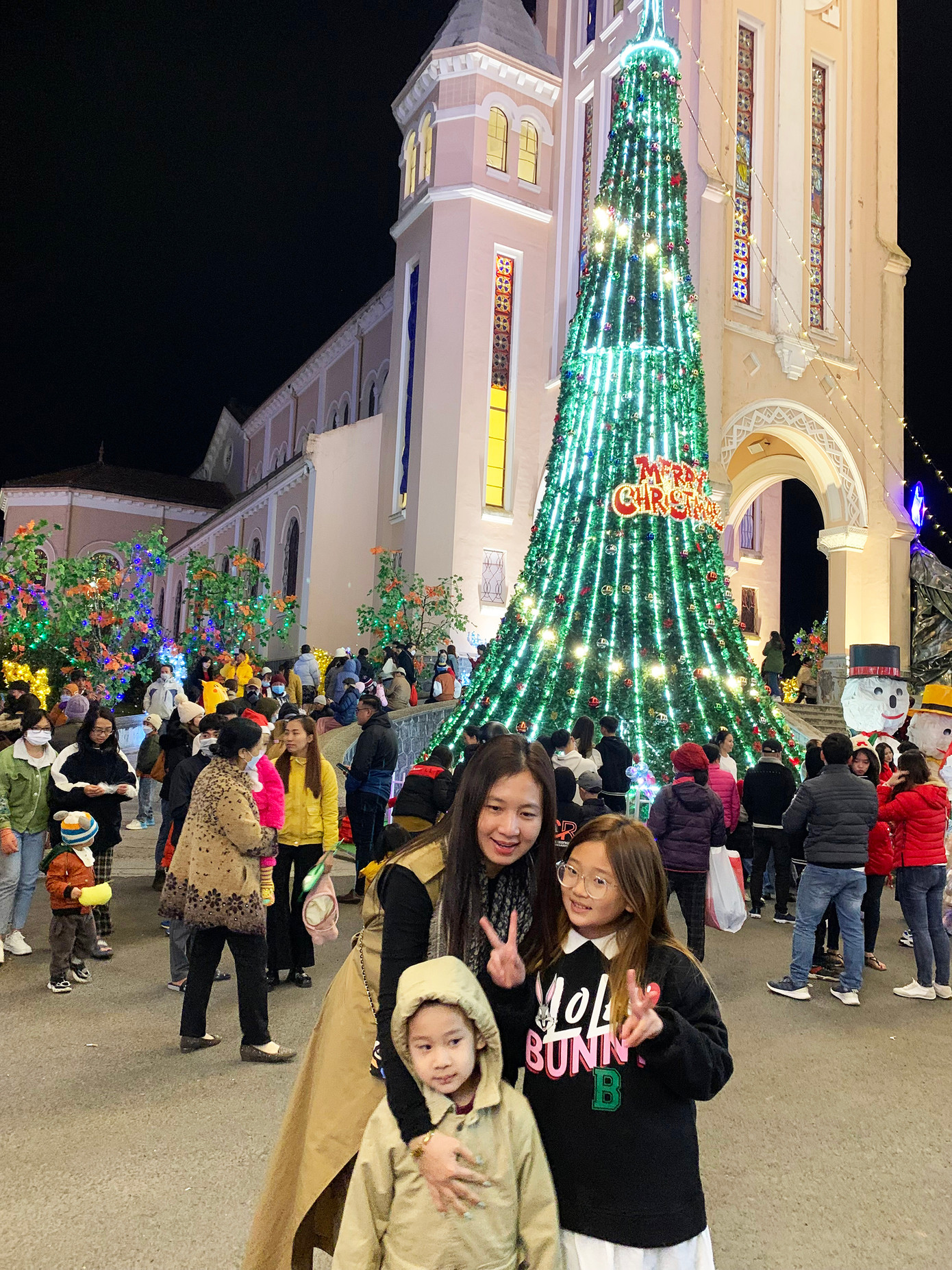 Các gia đình hào hứng tạo dáng để chụp ảnh lưu niệm Các gia đình hào hứng tạo dáng để chụp ảnh lưu niệm