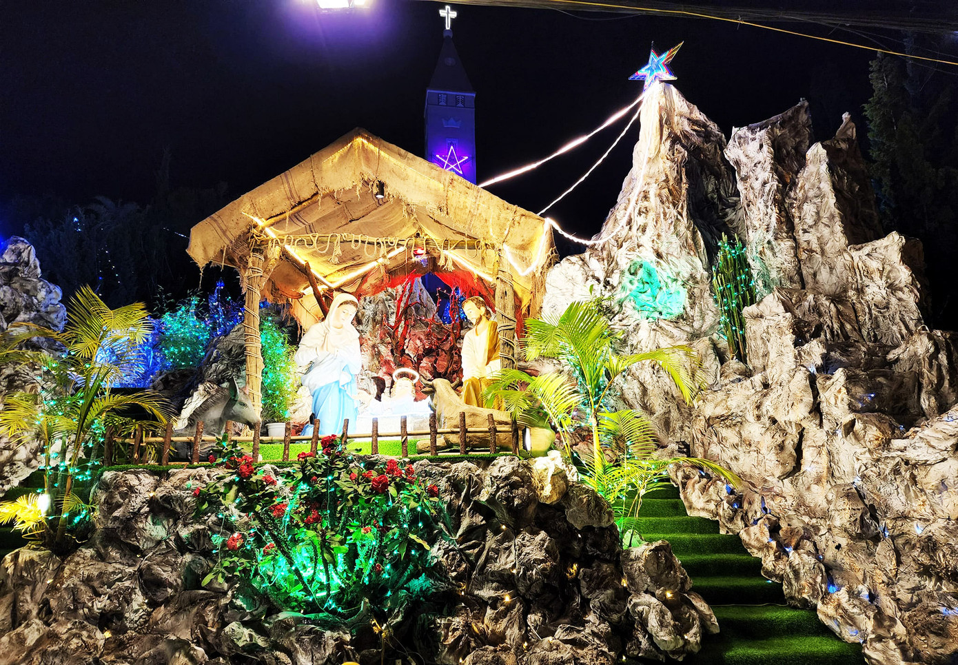 Hang đá ở giáo xứ Thánh Mẫu Hang đá ở giáo xứ Thánh Mẫu