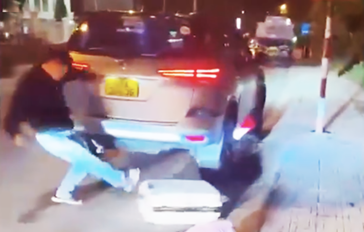 Tài xế vứt va li của du khách ra đường