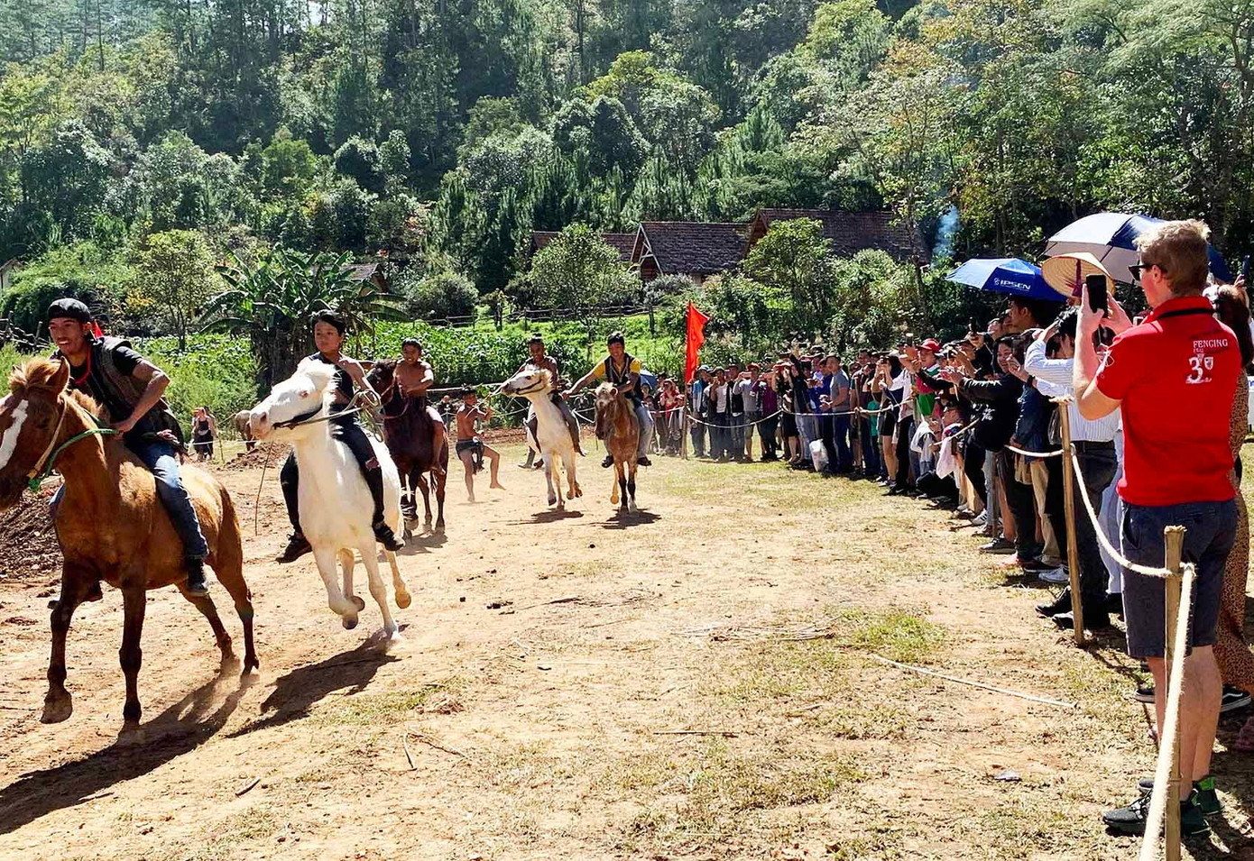 Thi thố trên đường đua ở làng Cù lần