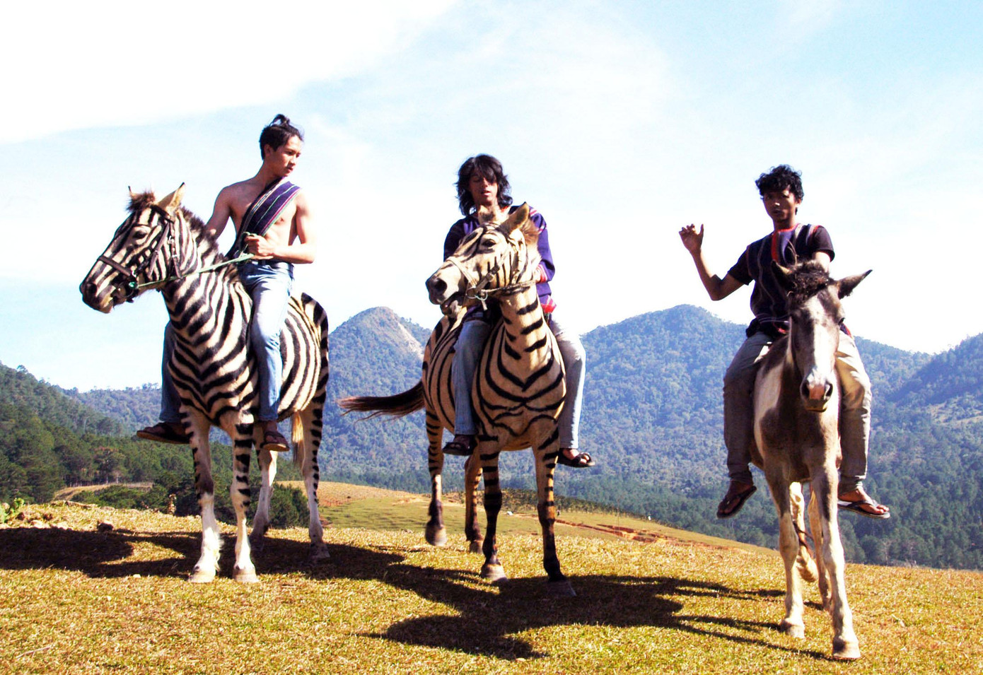 Các chàng trai người Lạch cưỡi ngựa leo núi Lang Biang