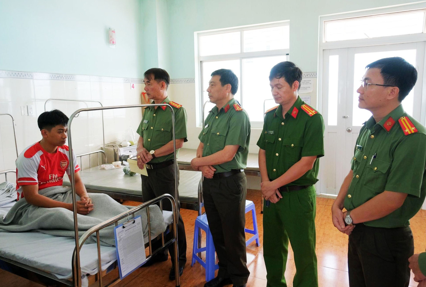 Lãnh đạo Công an tỉnh Lâm Đồng thăm hỏi, động viên trung úy Nguyễn Minh Tuấn tại bệnh viện Lãnh đạo Công an tỉnh Lâm Đồng thăm hỏi, động viên trung úy Nguyễn Minh Tuấn tại bệnh viện
