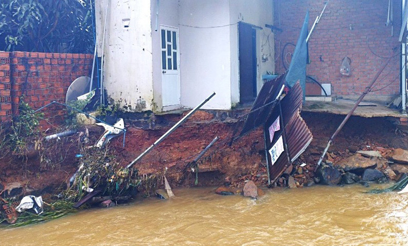 Nước suối Đại Lào dâng cao gây sạt lở nhà dân Nước suối Đại Lào dâng cao gây sạt lở nhà dân