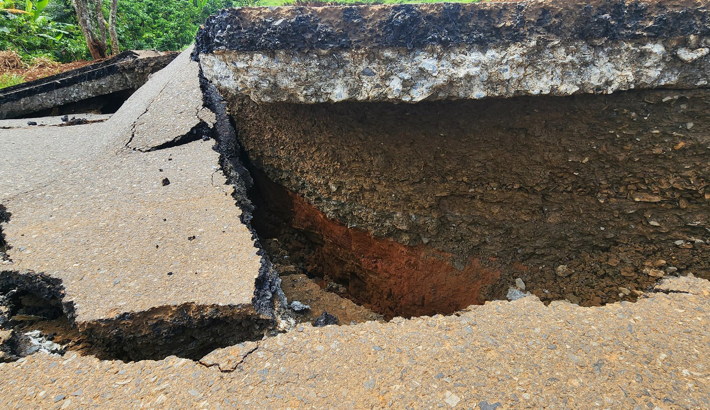 Vết nứt rất lớn trên đường tránh phía Nam TP Bảo Lộc Vết nứt rất lớn trên đường tránh phía Nam TP Bảo Lộc