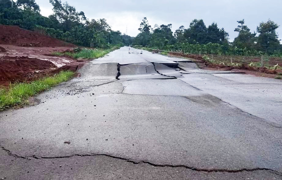 Đoạn đường thuộc địa bàn phường Lộc Sơn lún nứt nghiêm trọng Đoạn đường thuộc địa bàn phường Lộc Sơn lún nứt nghiêm trọng
