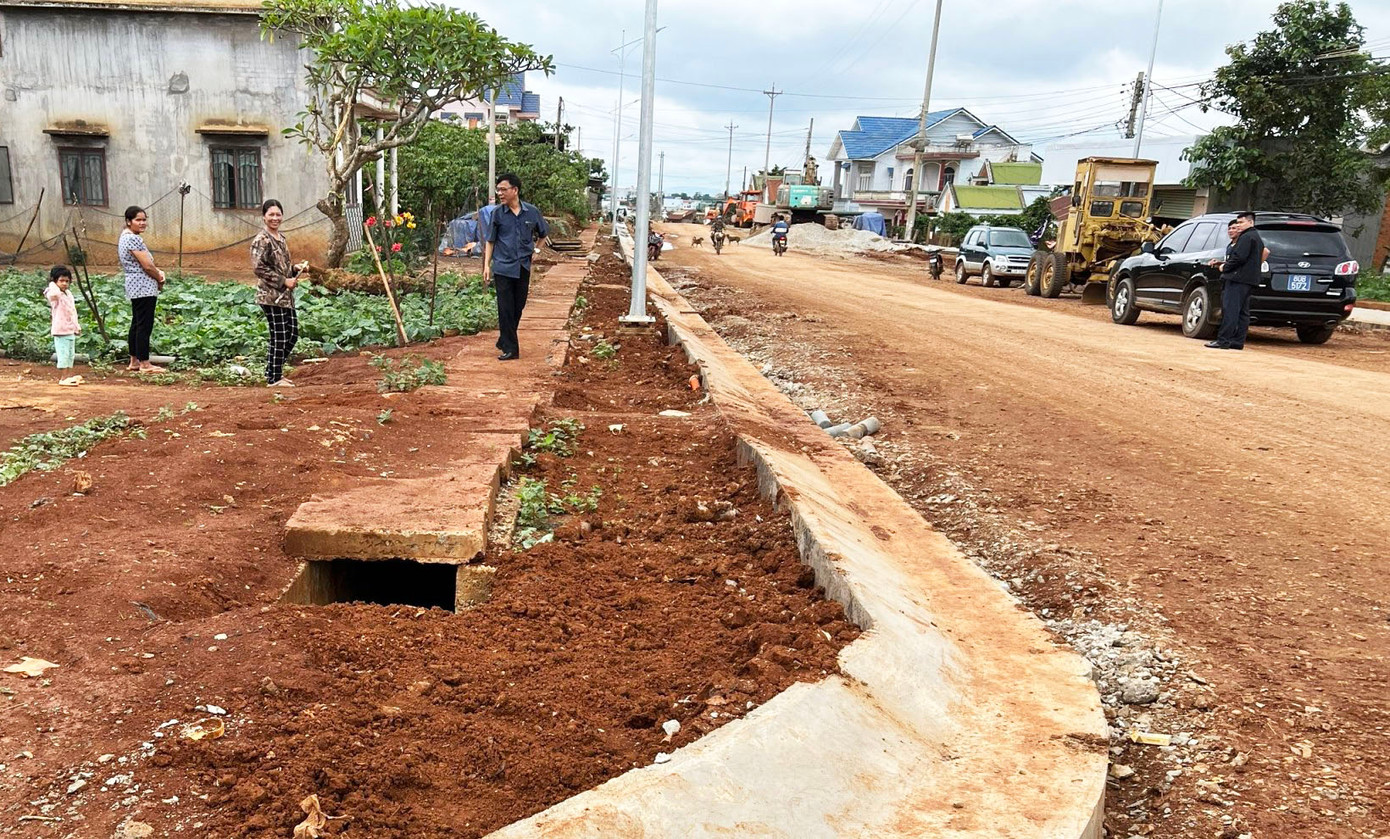 Người dân Ka Ming hiến đất để mở rộng đường sá. Người dân Ka Ming hiến đất để mở rộng đường sá.