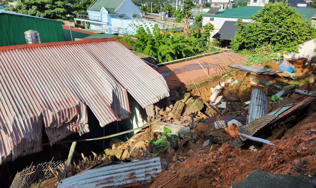 Bờ ta luy cao khoảng 8m bất ngờ đổ ập vào nhà của chị L. Bờ ta luy cao khoảng 8m bất ngờ đổ ập vào nhà của chị L.
