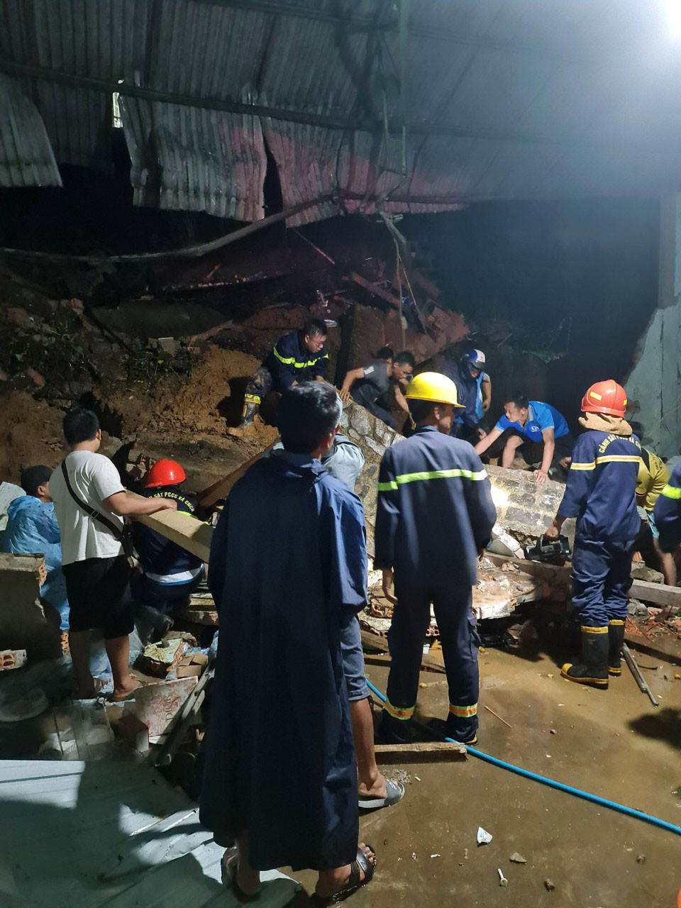 Công tác cứu hộ được tiến hành khẩn trương Công tác cứu hộ được tiến hành khẩn trương