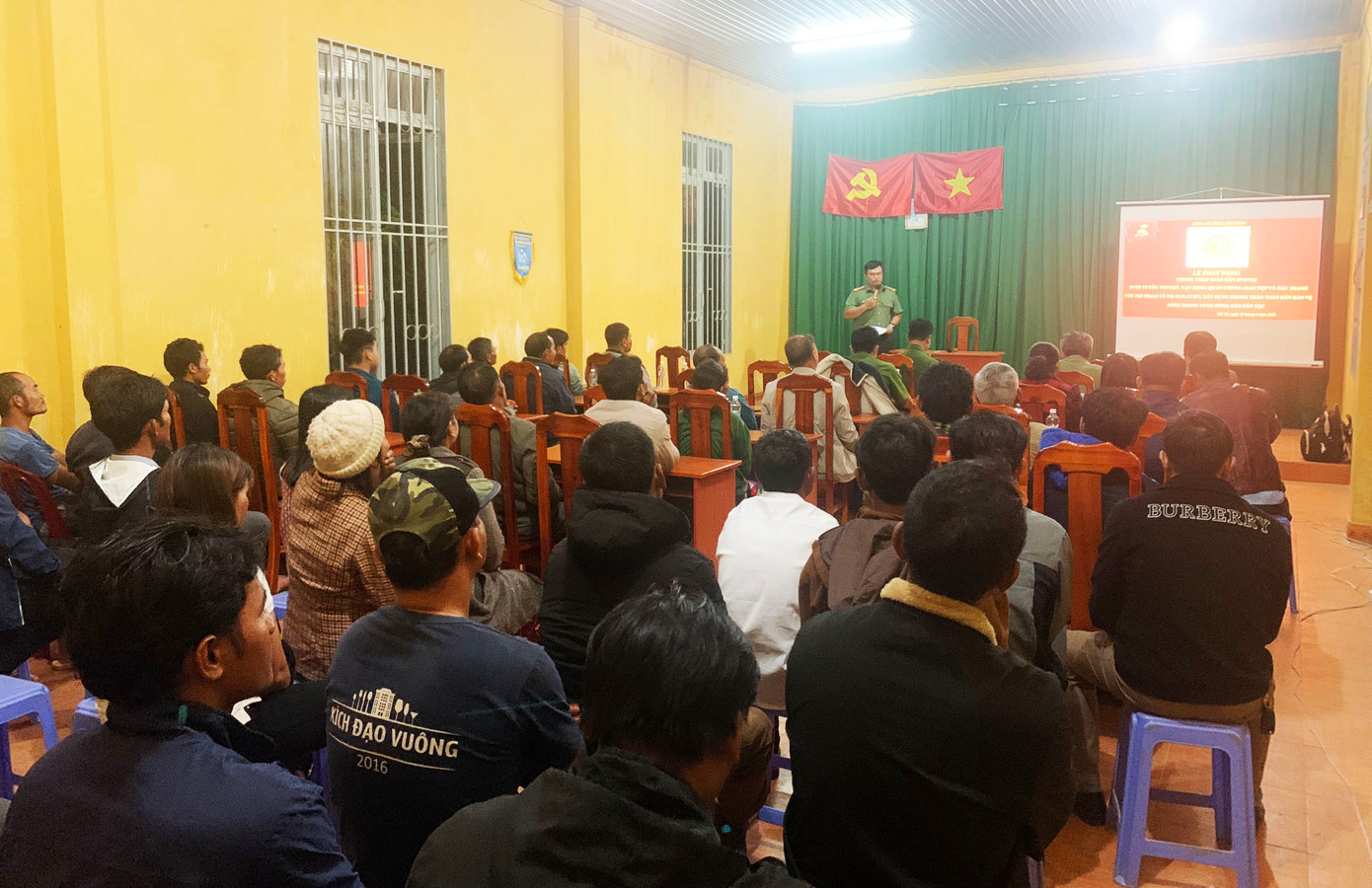 Người dân nghe phổ biến các thông tin về an ninh trật tự