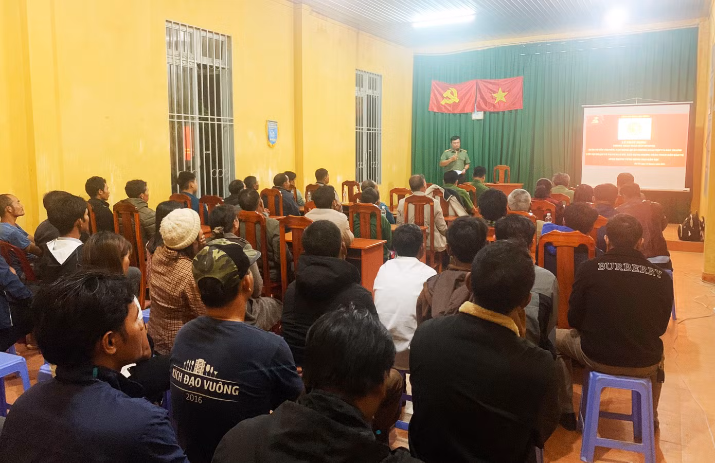 Người dân nghe phổ biến các thông tin về an ninh trật tự