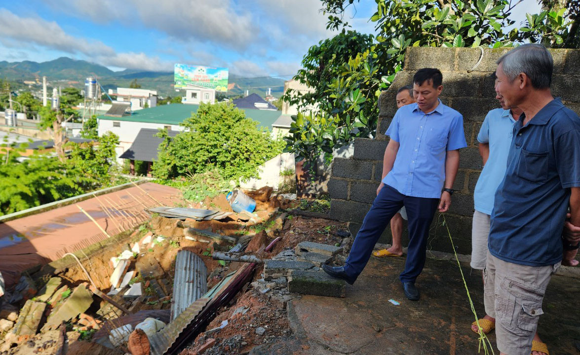 Một số căn nhà khác cũng bị ảnh hưởng bởi vụ sạt lở ta luy Một số căn nhà khác cũng bị ảnh hưởng bởi vụ sạt lở ta luy