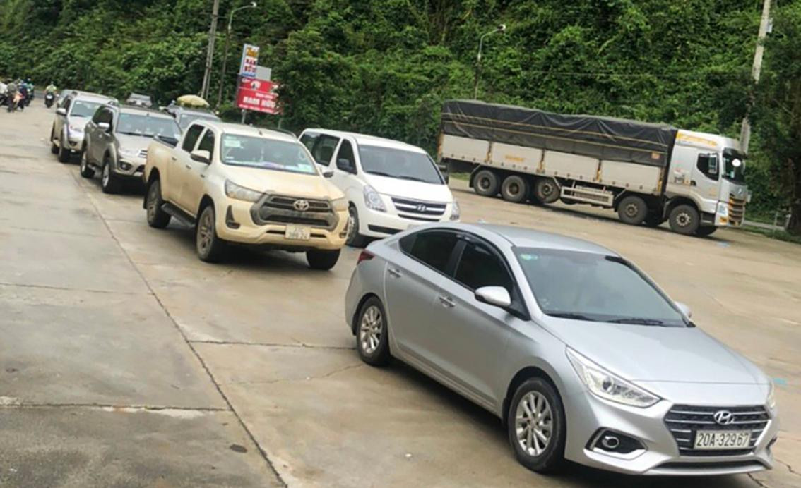 Xe cộ nối đuôi nhau tại khu vực cửa ngõ vào Lâm Đồng